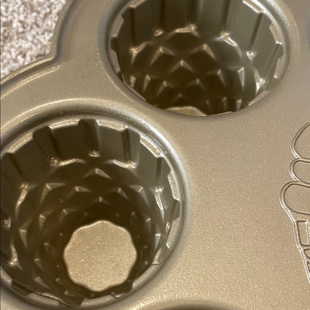 Nordic Ware Non-Stick Ice Cream Cone Cupcake Pan. 4.5 cups. Made in USA. - Picture 7 of 11
